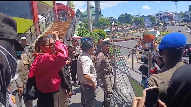 Warga Gelar Aksi Kedua di Depan Kantor Wali Kota Bandar Lampung, Desak Solusi Banjir