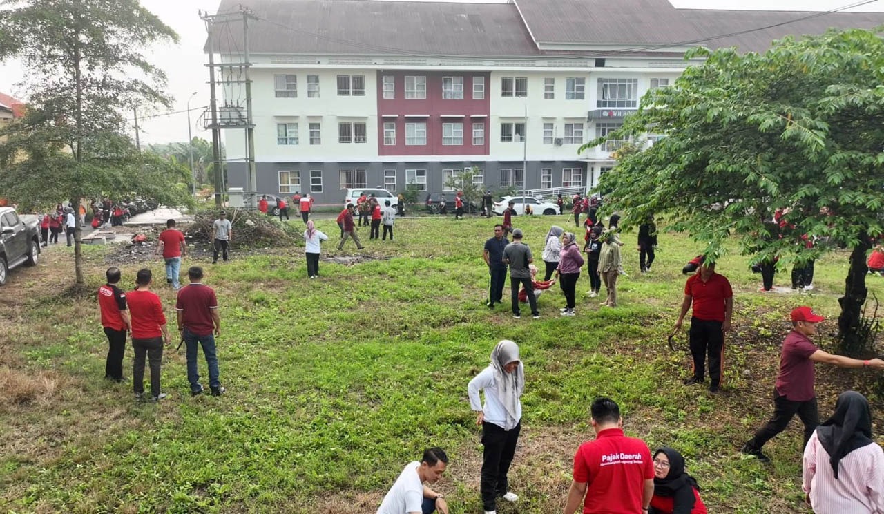 Persiapan Turnamen Voli Kapolri Cup 2024, Pemkab Lampung Selatan dan Kodim 0421 Bersih-Bersih GWH