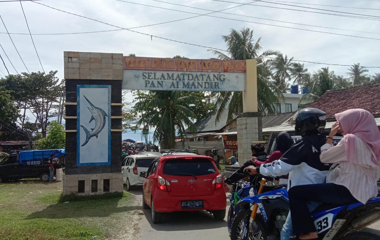 Wisata Pantai Ramai, Arus Lalu Lintas Jalinbar Pesisir Barat Tetap Lancar