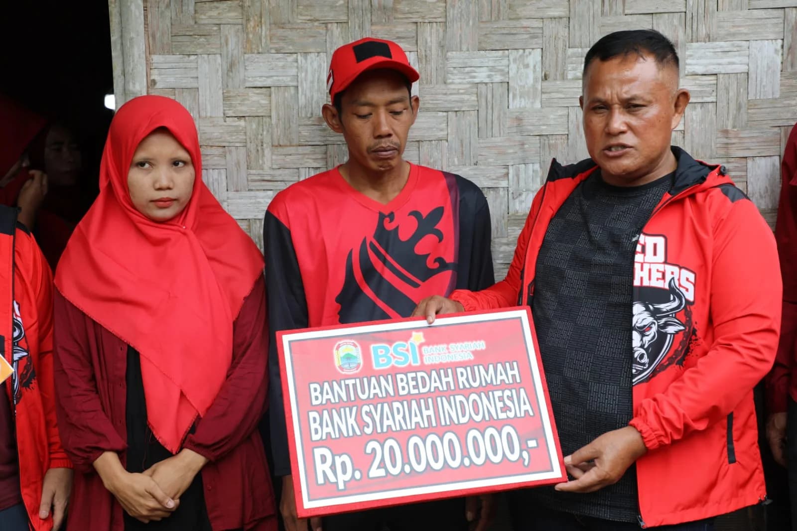 Bupati Lampung Selatan Kembali Beri Bantuan Bedah Rumah di Merbau Mataram