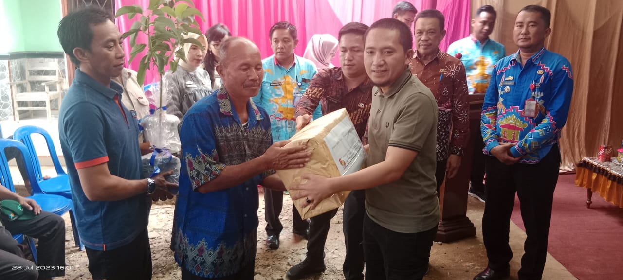 Silaturahmi dengan Poktan se-Hulu Sungkai, Wabup Lampung Utara Serahkan Sejumlah Bantuan