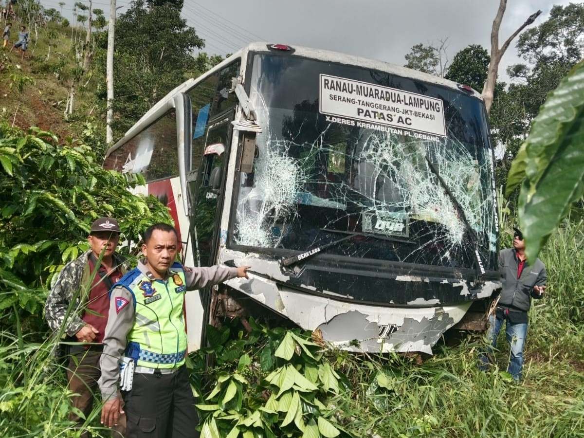 Terhalang Kabut, Bus Ranau Indah Masuk Jurang Sedalam 50 Meter di Way Tenong