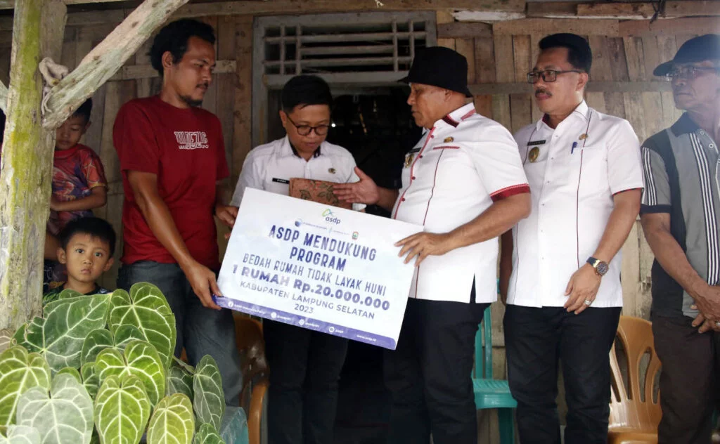 Bupati Lampung Selatan Bedah Dua Rumah di Desa Canggu Kalianda