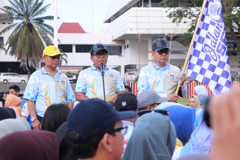 Pj Gubernur Lampung Lepas Jalan Sehat Rangkaian HUT KORPRI dan Buka Bazar Pasar Murah