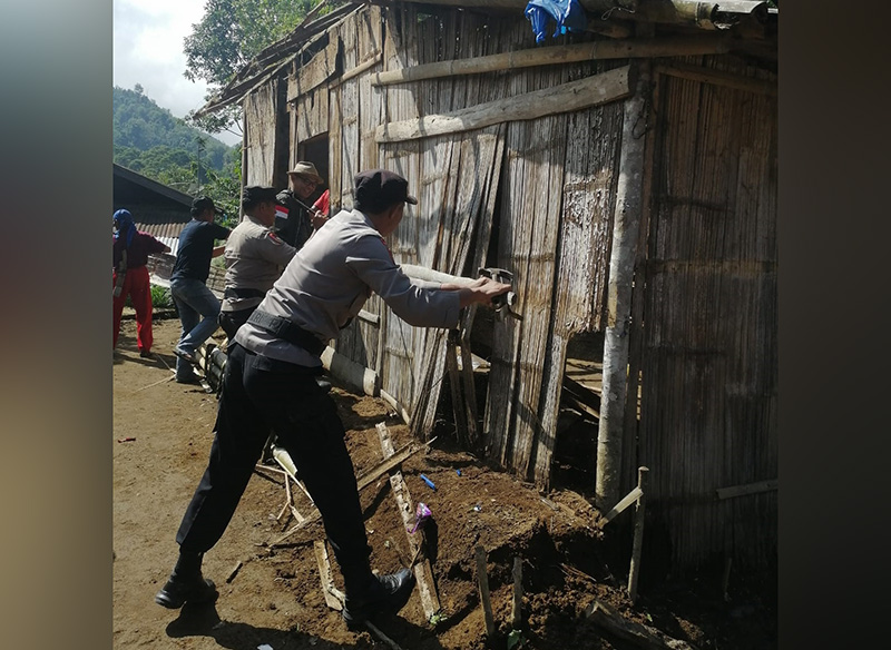 Kompak, Aparat Pekon Bandar Baru dan Polsek Balik Bukit, Bantu Bedah Rumah Warga Kurang Mampu 