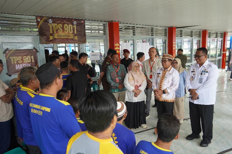 Pastikan Pemungutan Suara Berlangsung Aman dan Lancar, Pj Gubernur Lampung Tinjau Sejumlah TPS