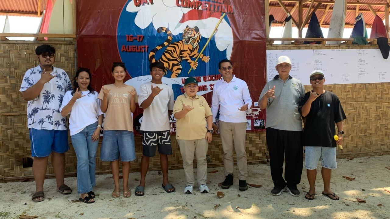 Surfing U-14 di Tanjung Setia, Wakil Bupati Pesisir Barat Beri Dukungan