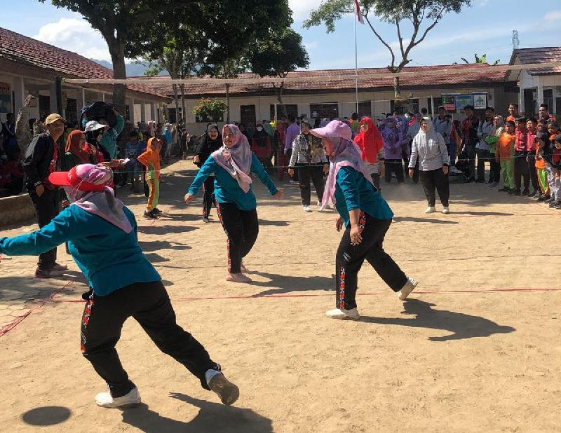 Seru!! Tanding Voli Antar Guru Tutup Lomba HUT RI Antar SD/MI di Way Tenong