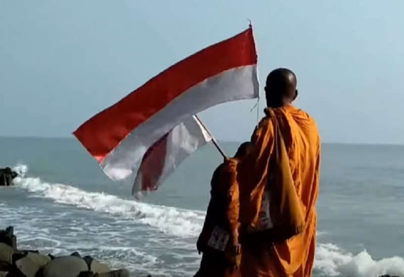 Tak Kuasa Menahan Air Mata, Rombongan Biksu Thailand Disambut Meriah Warga Tegal