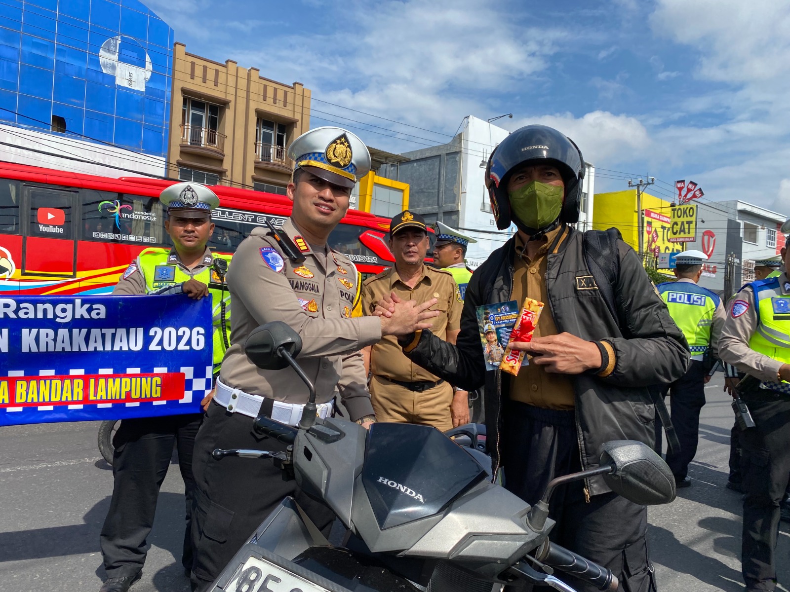 Satlantas Polresta Bandar Lampung Bagi Helm dan Cokelat di Operasi Keselamatan 2026