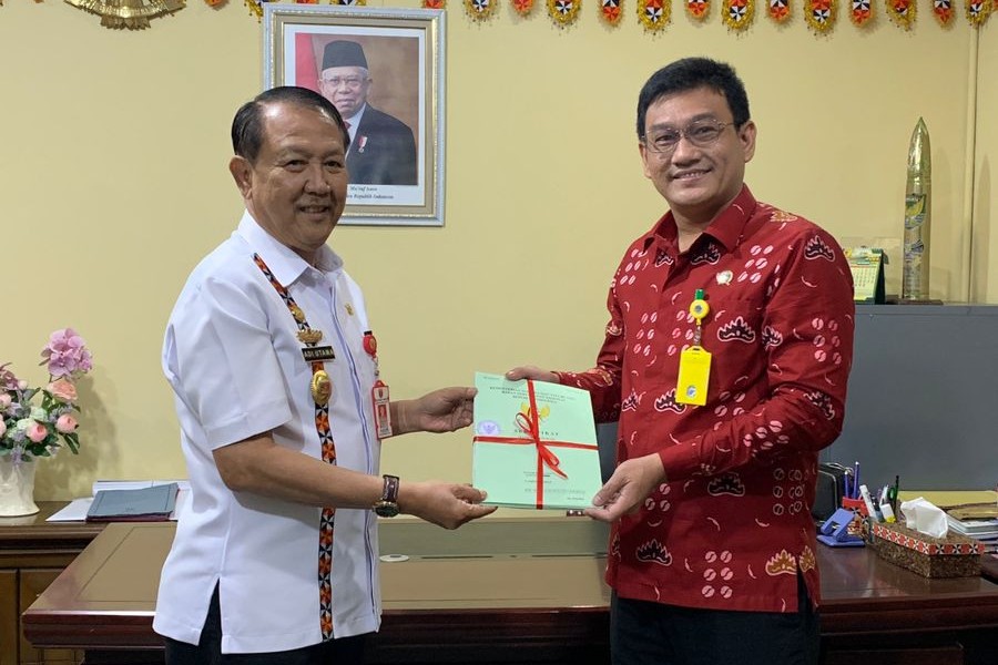 BPN Lampung Barat Serahkan 90 Sertifikat Tanah Hak Pakai 