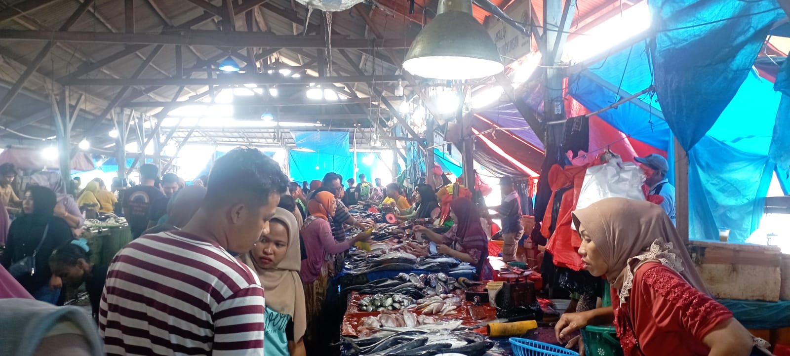 Jelang Malam Tahun Baru, Omset Pedagang Ikan di Pasar Gudel Naik 3 Kali Lipat