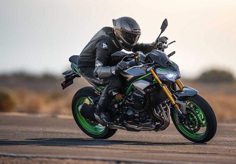Kawasaki Z900: Naked Bike Ikonik dengan Performa Buas dan Teknologi Modern