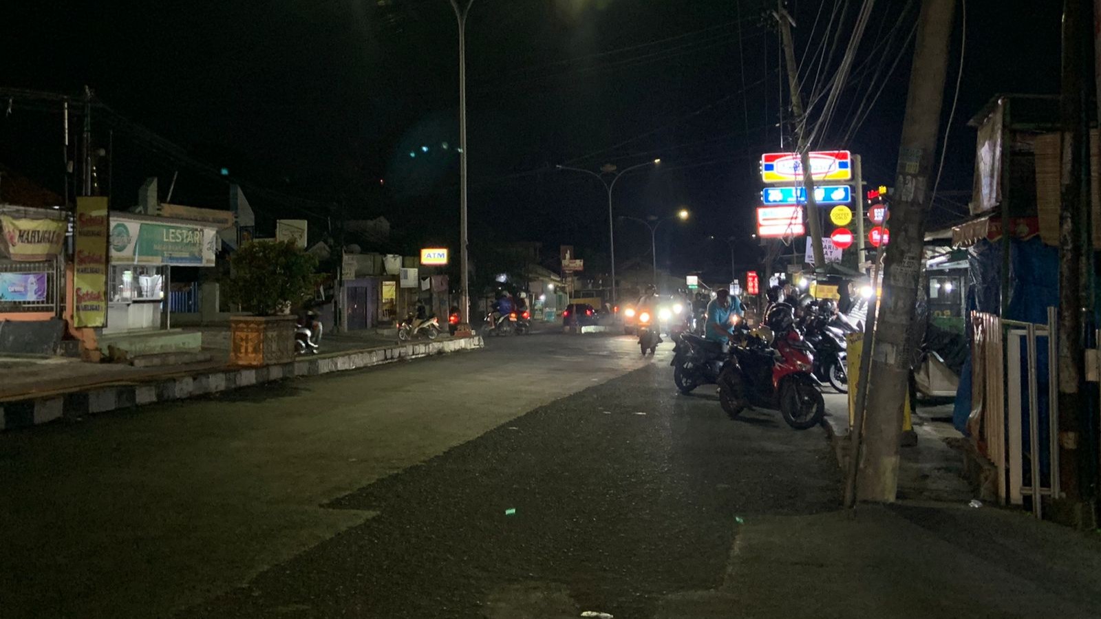 Parkir Sembarangan di Jalan Pramuka Bandar Lampung Ganggu Lalu Lintas, Warga Geram