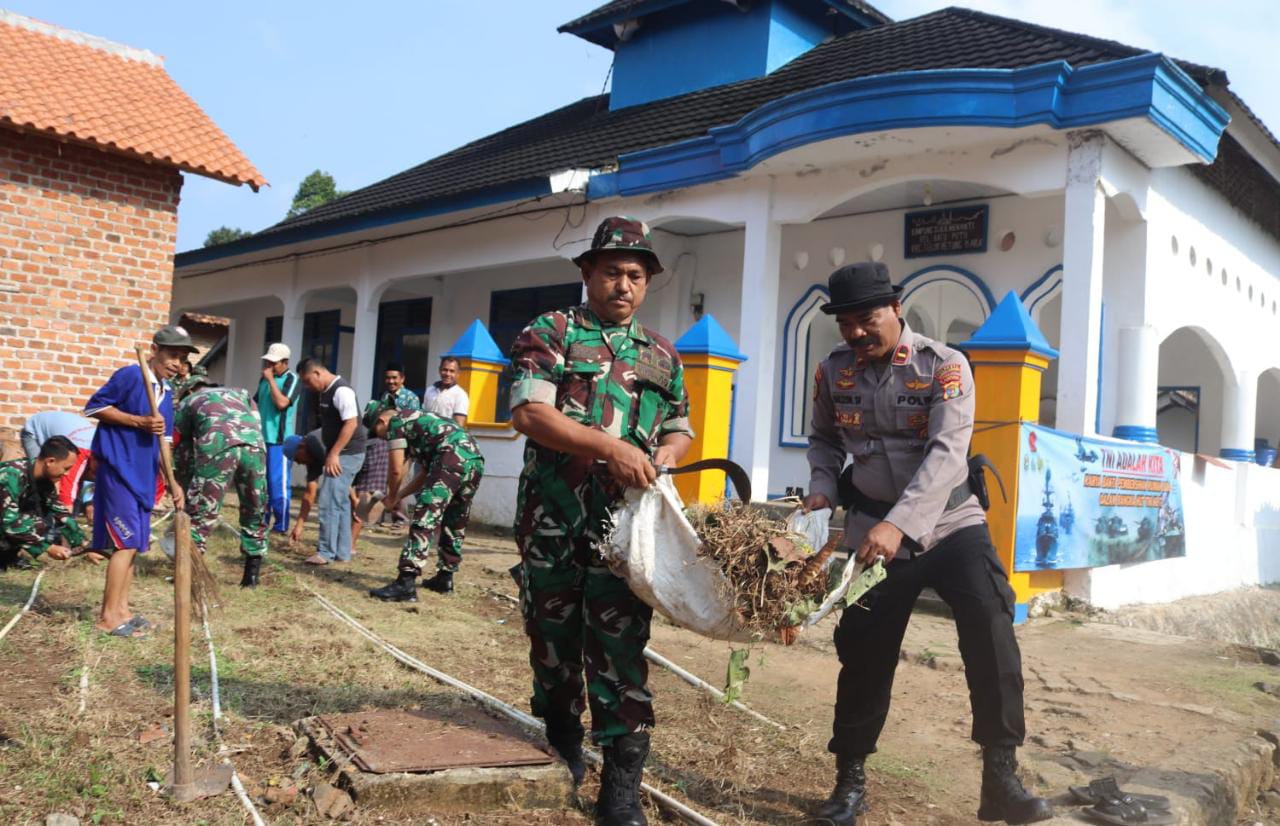Peringati HUT TNI Ke-77, TNI-POLRI dan Masyarakat Laksanakan Pembersihan Rumah Ibadah