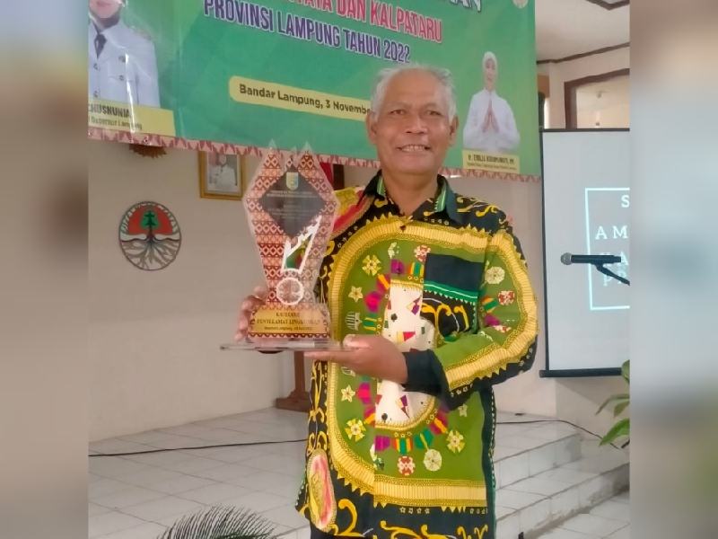 Ketua Kelompok Tani HKm Sumber Sari Terima Penghargaan Kalpataru dari Gubernur Lampung   