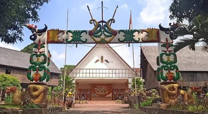 Miniatur Nusantara di Taman Mini Indonesia Indah