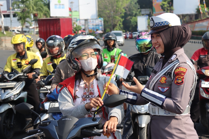 Sambut HUT ke-80 RI, Satlantas Polresta Bandar Lampung Bagikan Bendera Merah Putih kepada Pengendara
