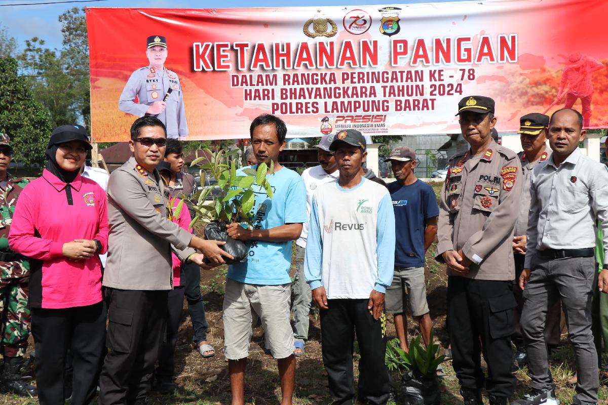 Polres Lampung Barat Tanam 1.000 Bibit Pohon Mahoni