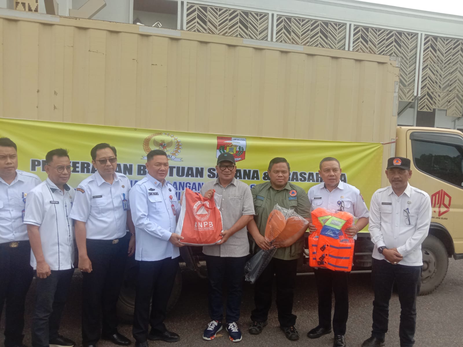 Aprozi Alam Salurkan Bantuan untuk Warga Terdampak Banjir di Lampung Utara
