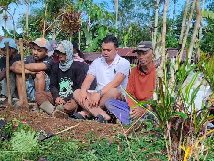 Pj Peratin Gunung Terang Pimpin Silaturahmi Bersih Makam Bersama Seluruh KPM Bansos