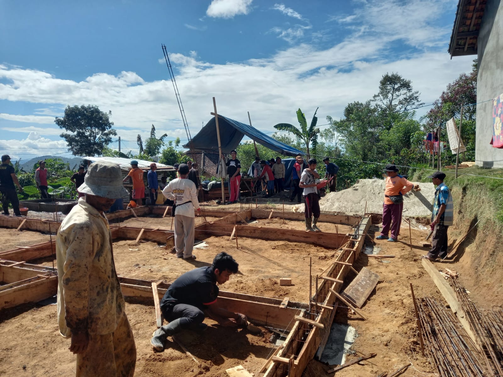 KKN Unila di Pekon Karangagung Bantu Warga Bangun Pondasi Bangunan Rumah
