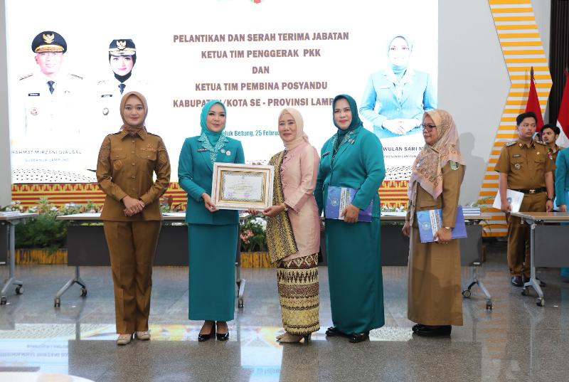 Purnama Wulan Sari Lantik Ketua TP-PKK dan Ketua Tim Pembina Posyandu 13 Kabupaten/Kota