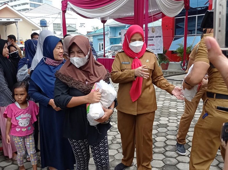 Warga Bandar Lampung Dapat Bantuan Beras Ukuran 5 Kilogram 