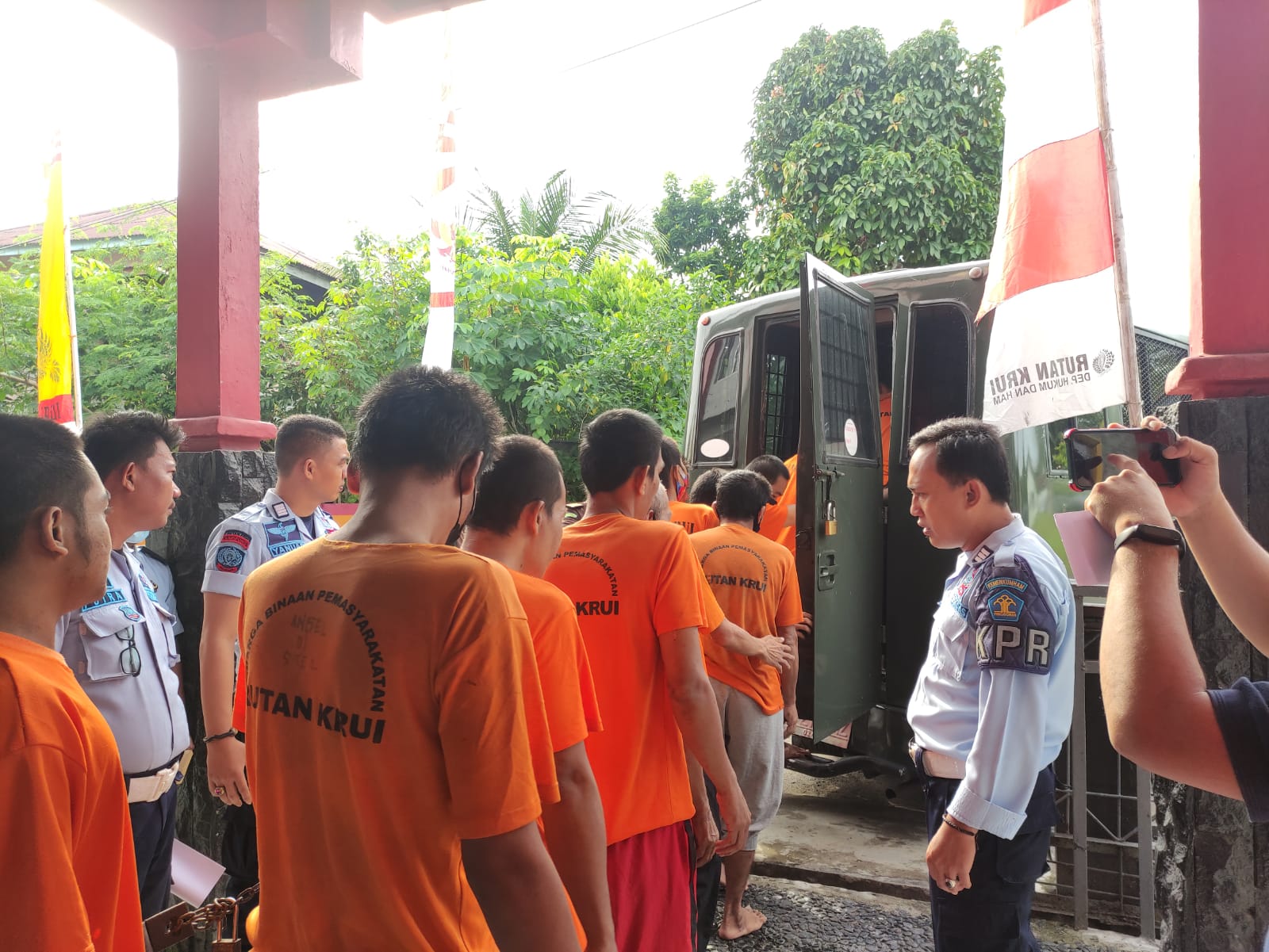 Atasi Overcrowded, 23 WBP Rutan Krui Dipindahkan ke Lapas Kota Agung