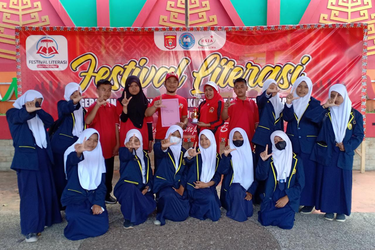 SMPN 3 Liwa Sabet Juara 1 Lomba Majalah Dinding Festival Literasi