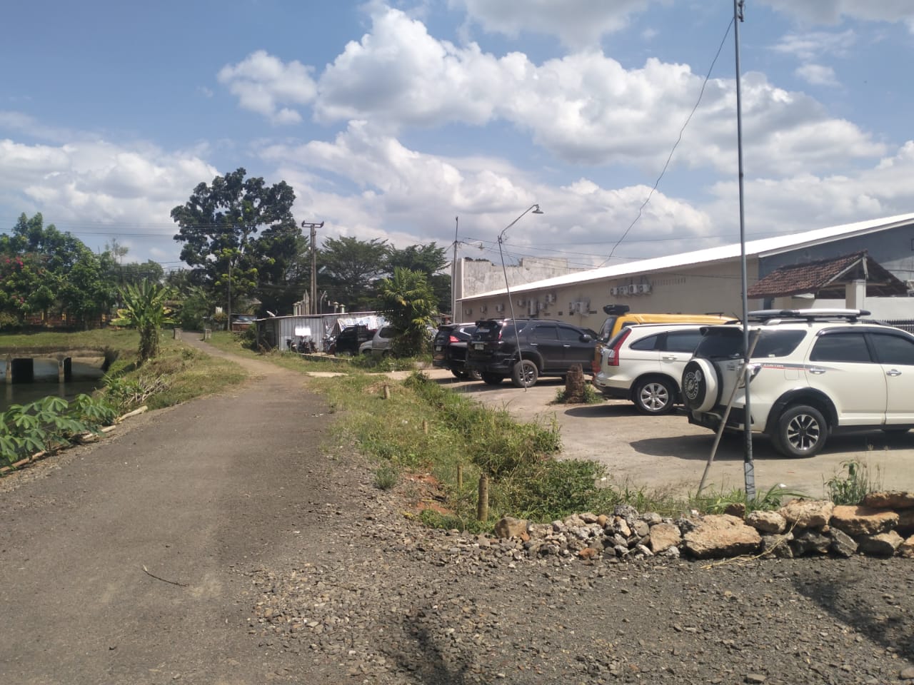 Ketegasan Aparat Dipertanyakan, Parkir Liar RS Candimas Kotabumi Tak Kunjung Ditertibkan