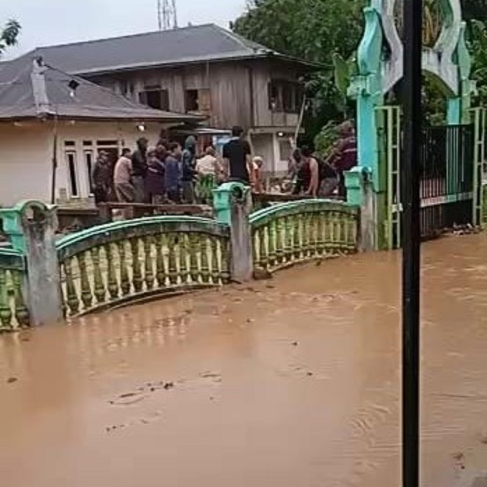 Way Sebukau dan Way Kelahok Meluap, Banjiri Masjid dan Rusak Kolam Pembibitan 
