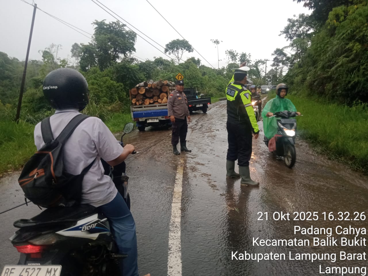 Usai Dilanda Pohon Tumbang dan Tiang Listrik  Ambruk, Arus Lalulintas Liwa–Ranau Kembali Normal 