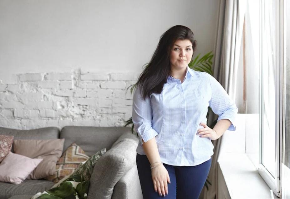 Rahasia Memilih Atasan untuk Wanita Curvy agar Tampak Lebih Ramping dan Proporsional