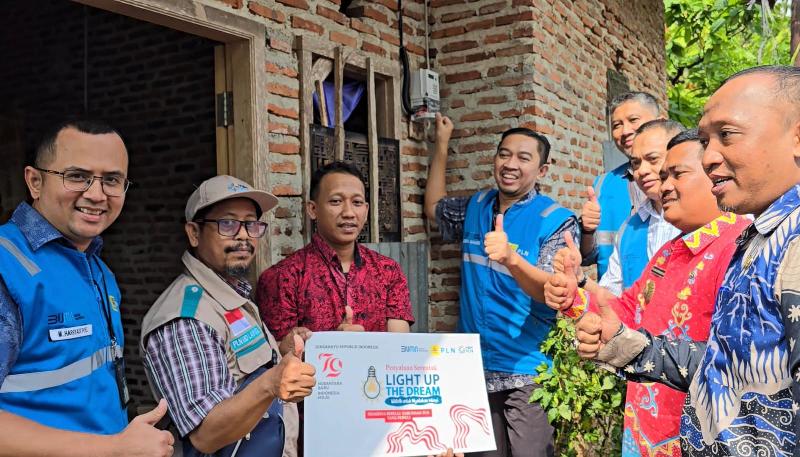 Kado HUT RI ke-79, PLN Nyalakan 39 Sambungan Listrik Gratis Keluarga Prasejahtera di Lampung