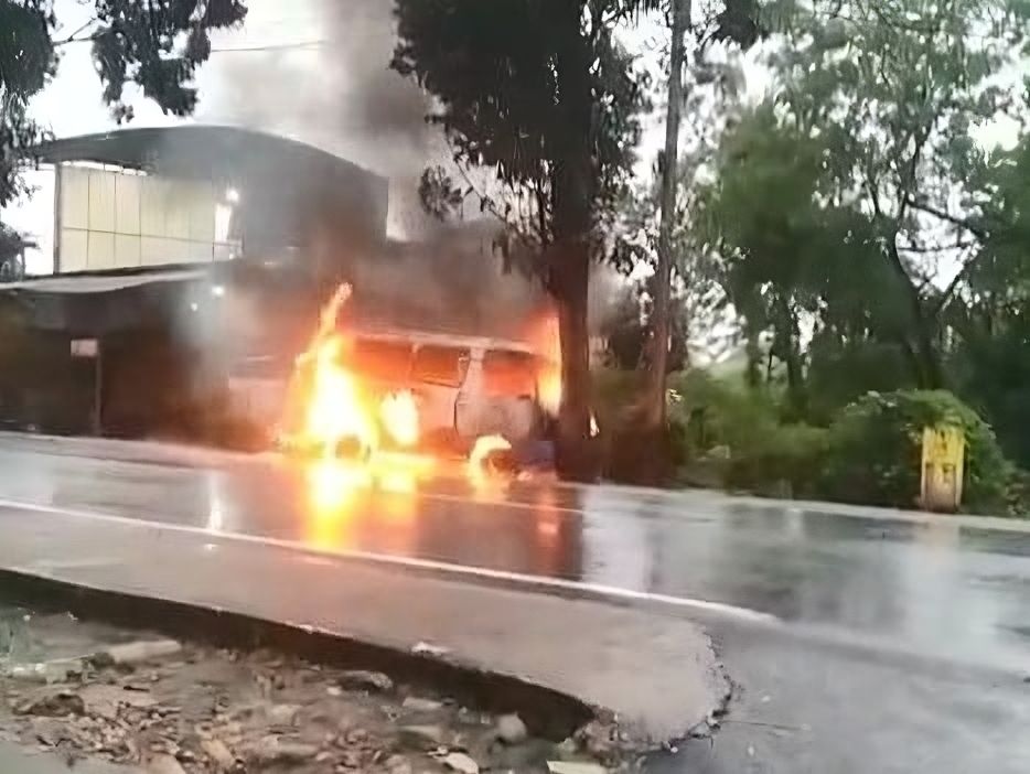 Mobil Angkot Terbakar di Depan Kantor DPRD Lampung Utara, Diduga Usai Isi BBM