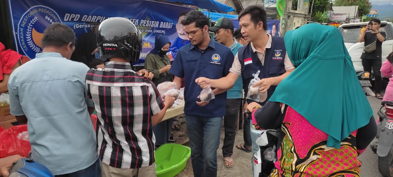 Gandeng Pedagang Takjil DPD Garpu Pesbar Bagikan Ribuan Takjil Gratis
