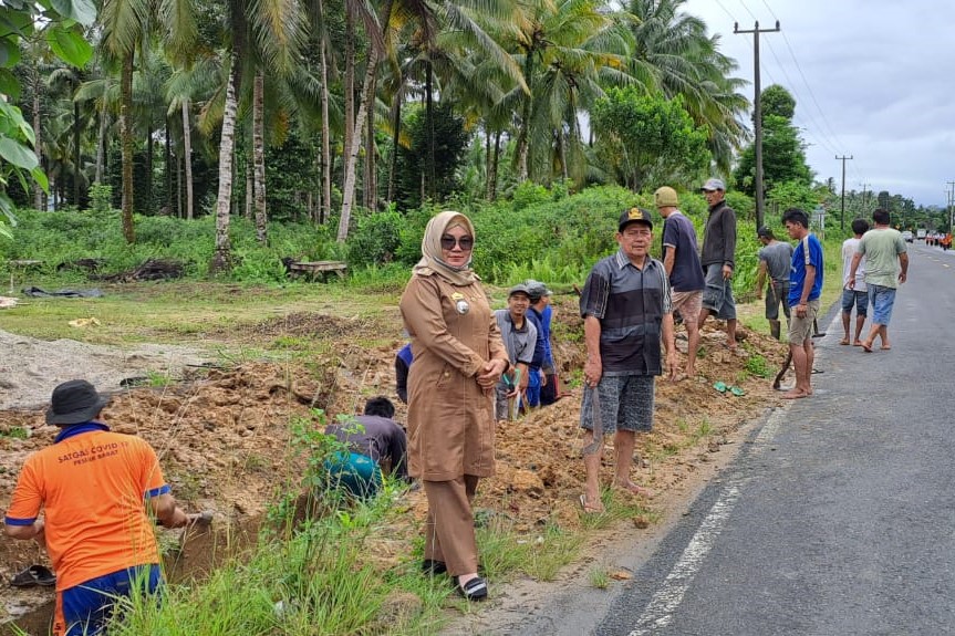 Warga Way Napal Gotong Royong Bersihkan Drainase