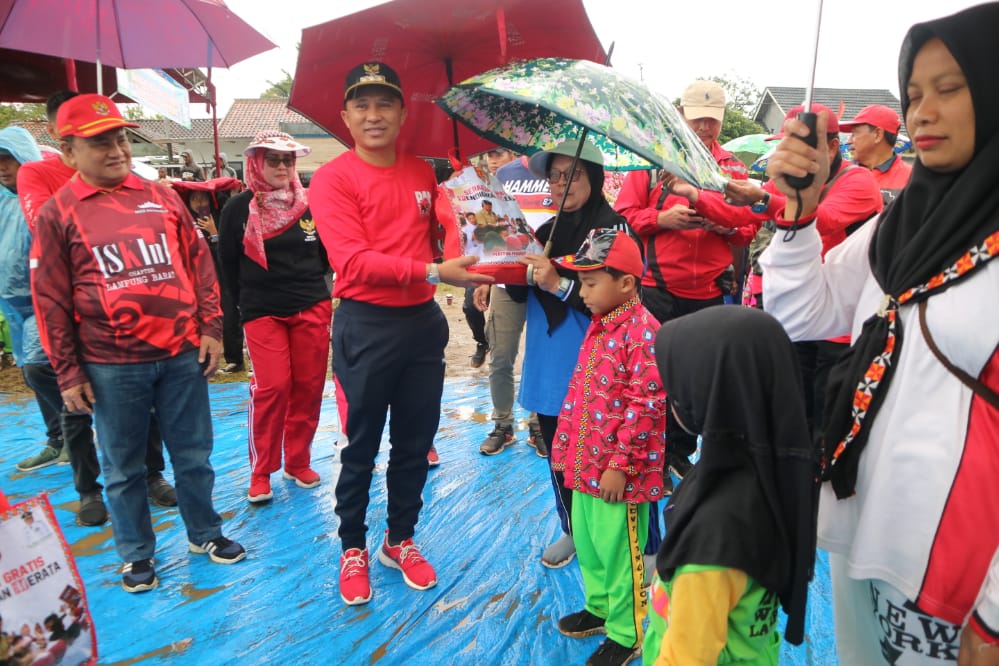 Senam Lampung Berjaya di Batuketulis, Parosil Bagikan Ratusan Paket Seragam Sekolah Gratis 