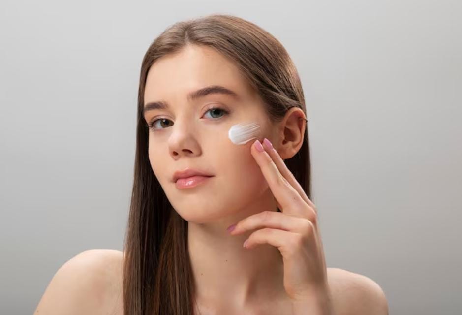 4 Sunscreen Non White Cast Terbaik untuk Base Makeup yang Natural