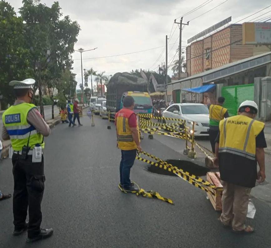 Waspada, Jalan Amblas di Depan Fitrinof Pagaralam Bandarlampung 