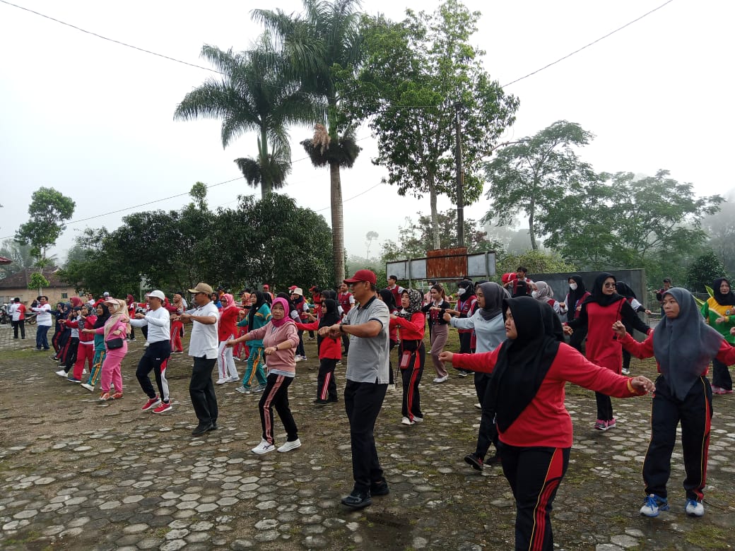 Senam Bersama di Gedungsurian Ketua KONI Lambar Sanjung Semangat Warga Brrolahraga