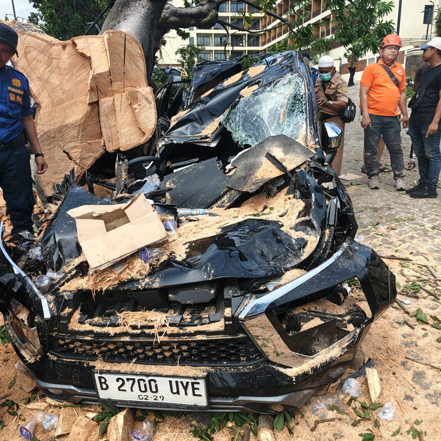 Tiga Jam Evakuasi Pengemudi Mobil Tertimpa Pohon di Hotel Holiday In Berhasil diselamatkan