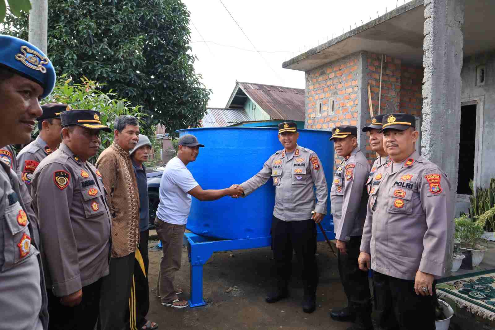 Warga Lingkungan Pantau Dapat Bantuan Tandon Air dari Polres Lampung Barat 