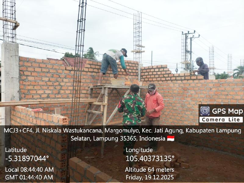 Babinsa Desa Margomulyo Aktif Dampingi Pembangunan Gerai KDMP 