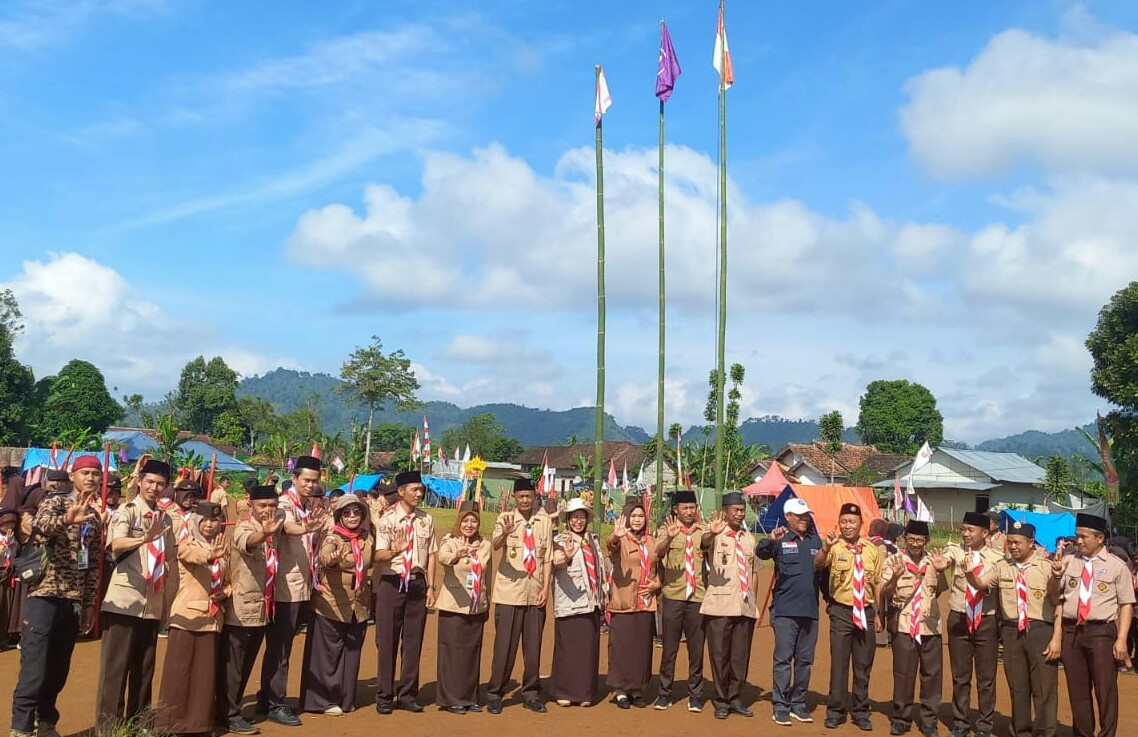 Meriahkan HUT Pramuka, Kwarran Kebuntebu Laksanakan Upacara dan Gelar Persami 