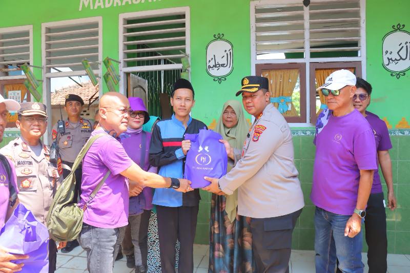 Polresta Bandar Lampung Bersama PT Asia Makmur Bagikan Ratusan Paket Sembako untuk Warga Korban Banjir