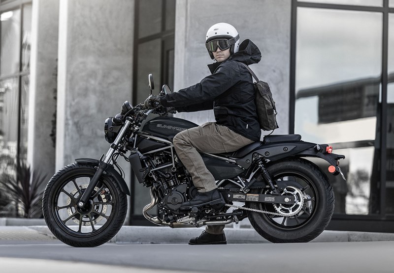 Kawasaki Eliminator: Cruiser Retro-Modern dengan Performa Sporty