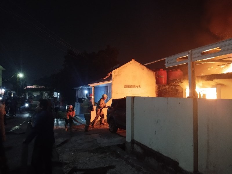 Damkar Bandar Lampung Padamkan Kebakaran Rumah di Gedong Air dalam Waktu 4 Menit