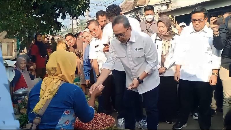 Kunjungi Pasar Natar Lampung Selatan, Mendag Zulhas : Harga Bawang dan Telur Terlalu Murah